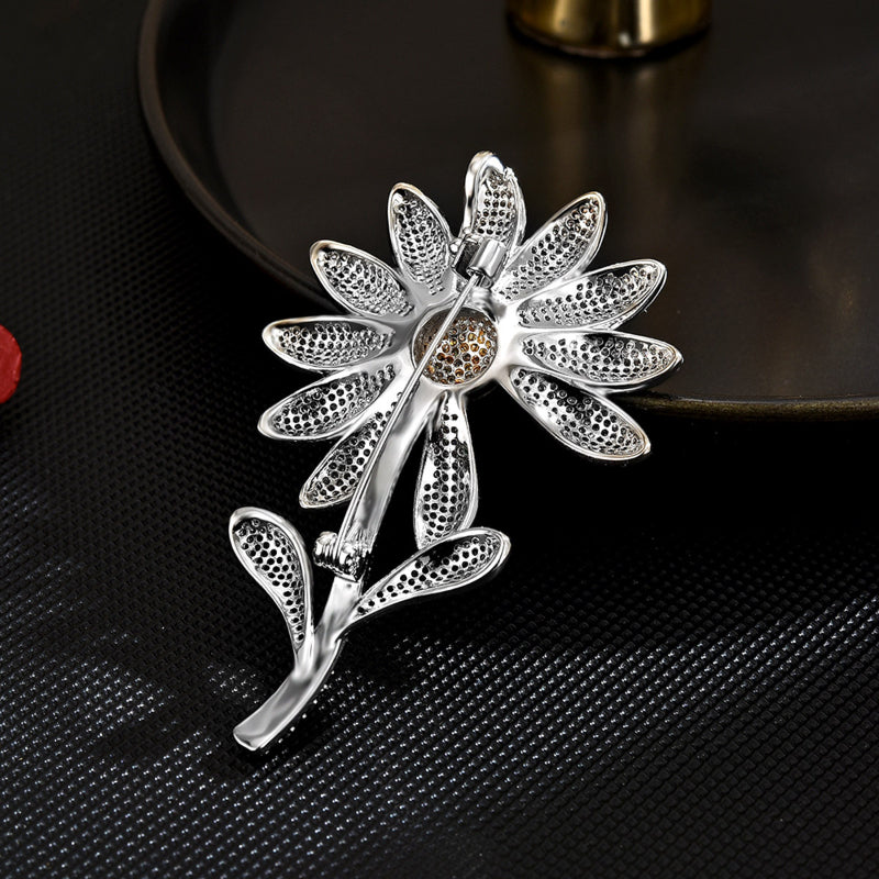 Versatile Daisy Brooch Corsage