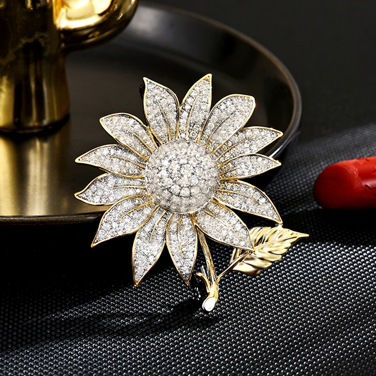 Exaggerated high-end flower brooch European and American niche fashion metal texture elegant sunflower flower pin brooch