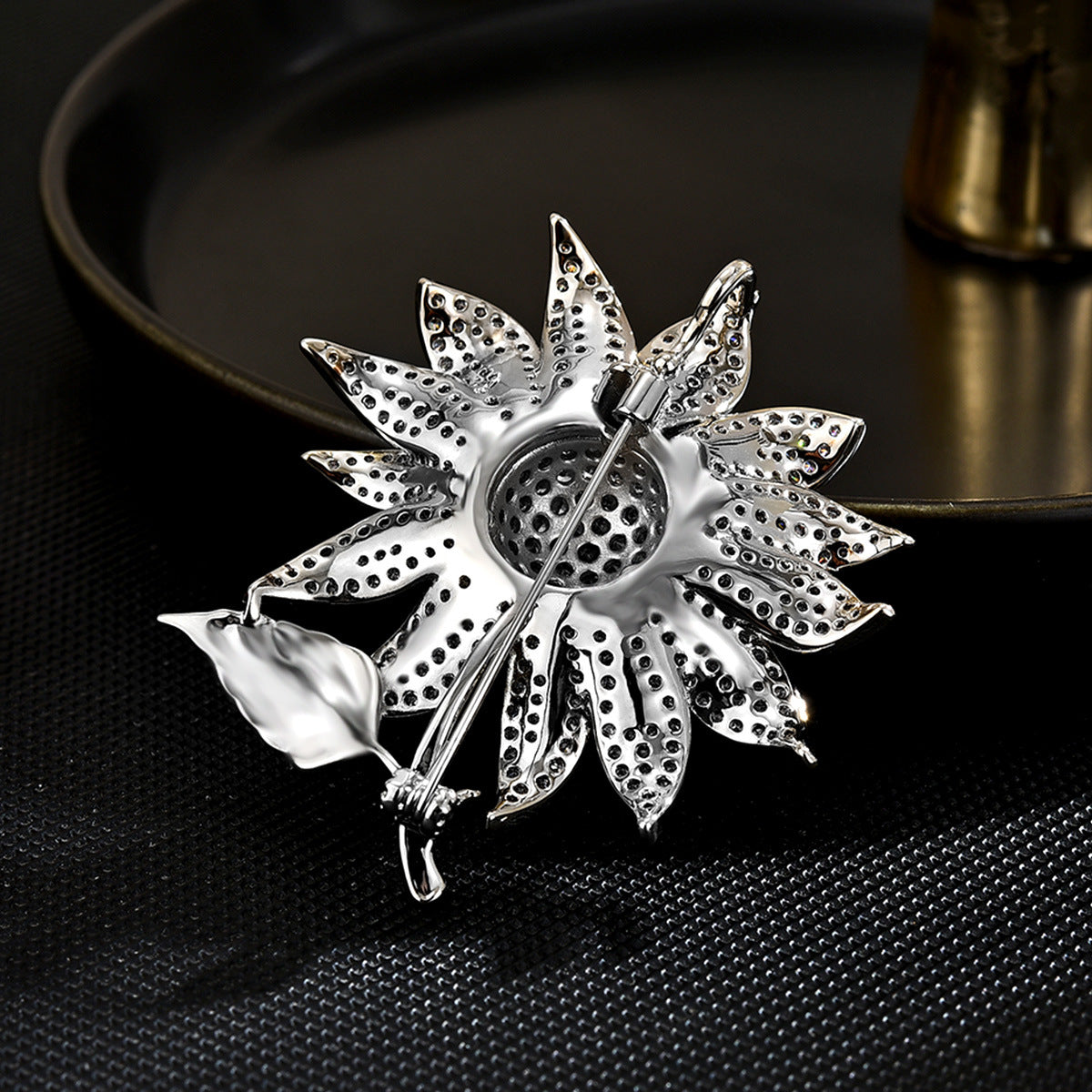 Exaggerated high-end flower brooch European and American niche fashion metal texture elegant sunflower flower pin brooch