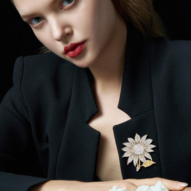 Exaggerated high-end flower brooch European and American niche fashion metal texture elegant sunflower flower pin brooch
