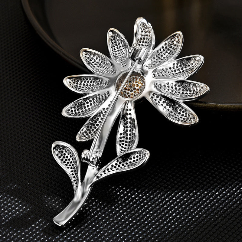 Versatile Daisy Brooch Corsage