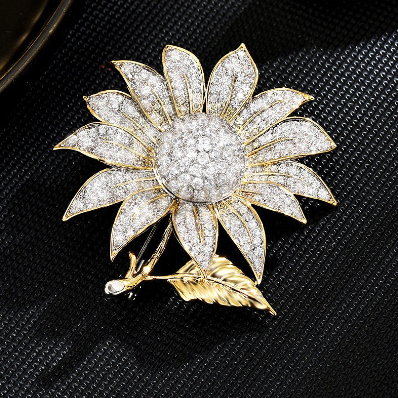 Exaggerated high-end flower brooch European and American niche fashion metal texture elegant sunflower flower pin brooch