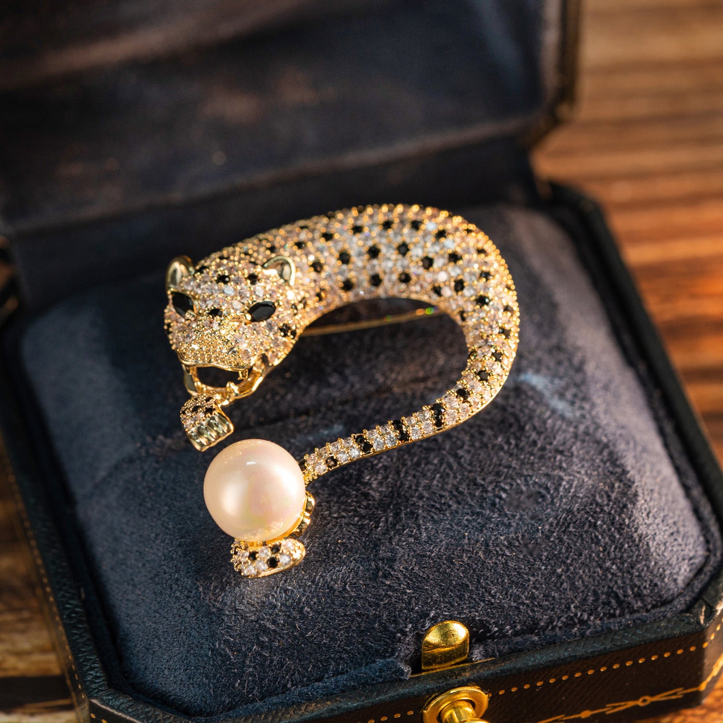 Diamond-encrusted Shell Bead Leopard Brooch Easiest for Match Unique Fashion Animal Brooch