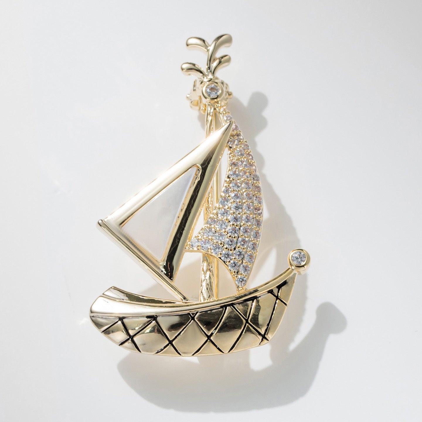 Small Fresh Diamond Shell Sailing Brooch