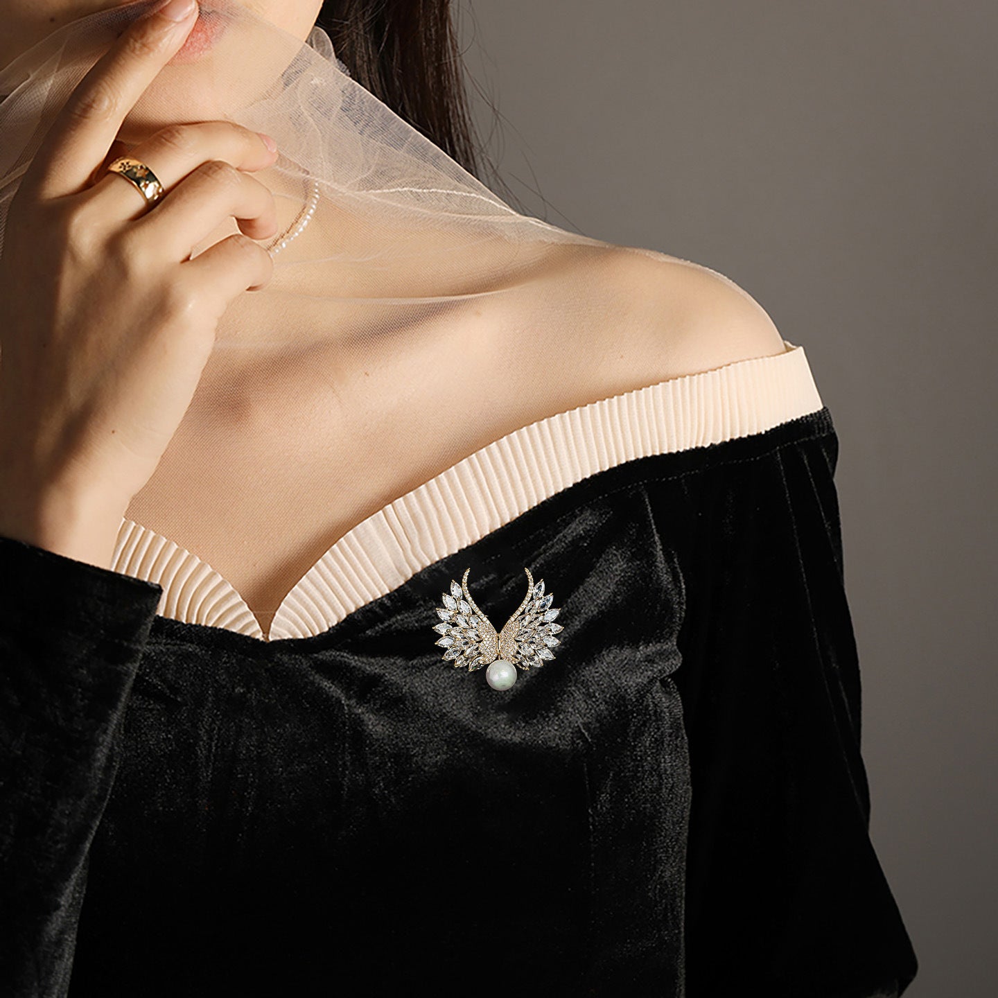 Fresh Gold White Pearl Wings Versatile Zircon Brooch