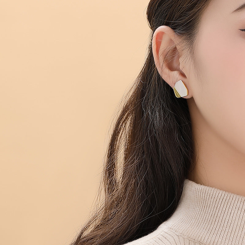 Dapaza S925 sterling silver with irregular white mother shell stud earrings