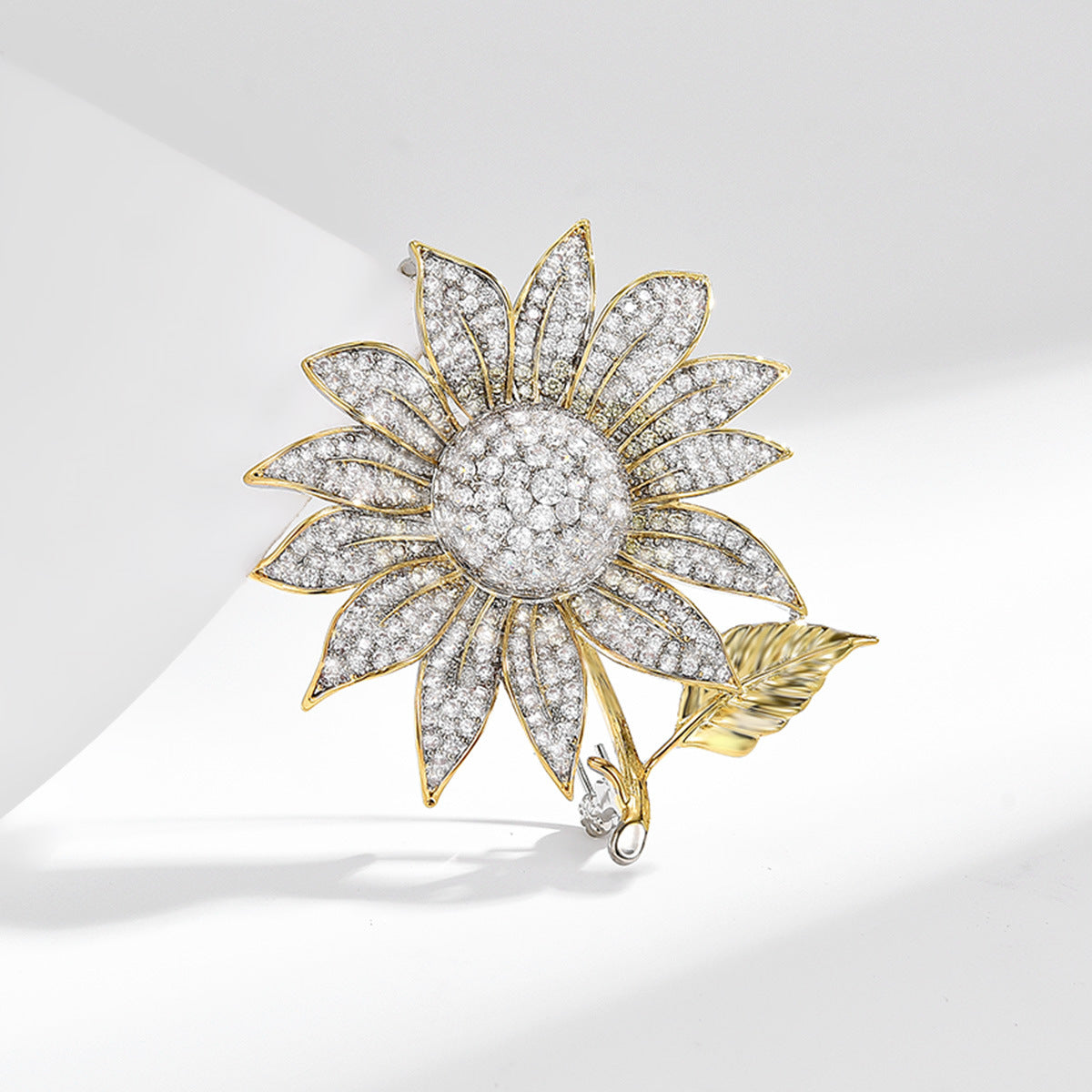 Exaggerated high-end flower brooch European and American niche fashion metal texture elegant sunflower flower pin brooch
