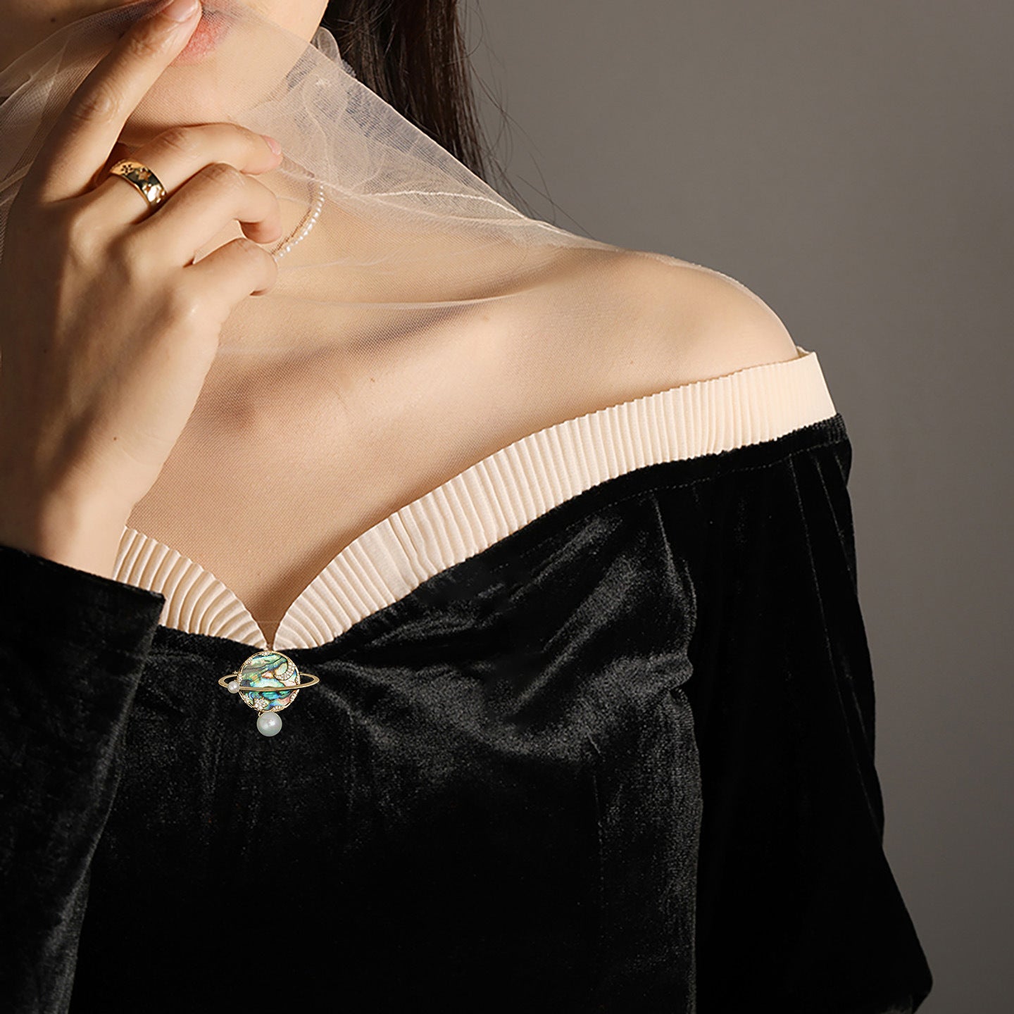 Personalized Diamond-encrusted Abalone Shell Saturn Brooch Anti-light Pin