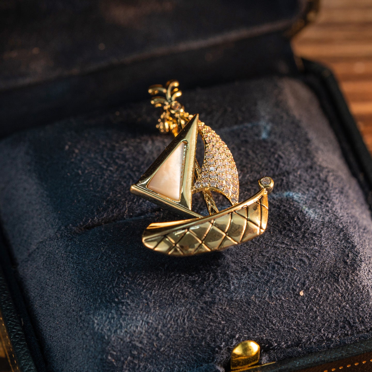 Small Fresh Diamond Shell Sailing Brooch