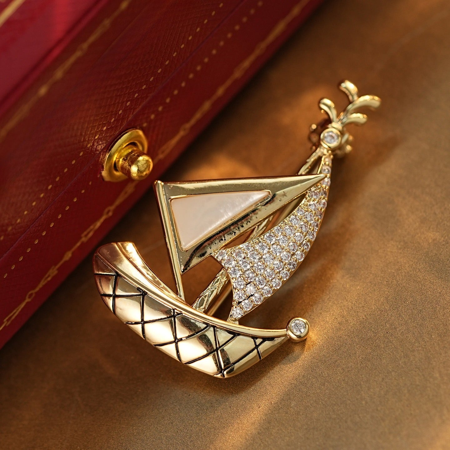 Small Fresh Diamond Shell Sailing Brooch