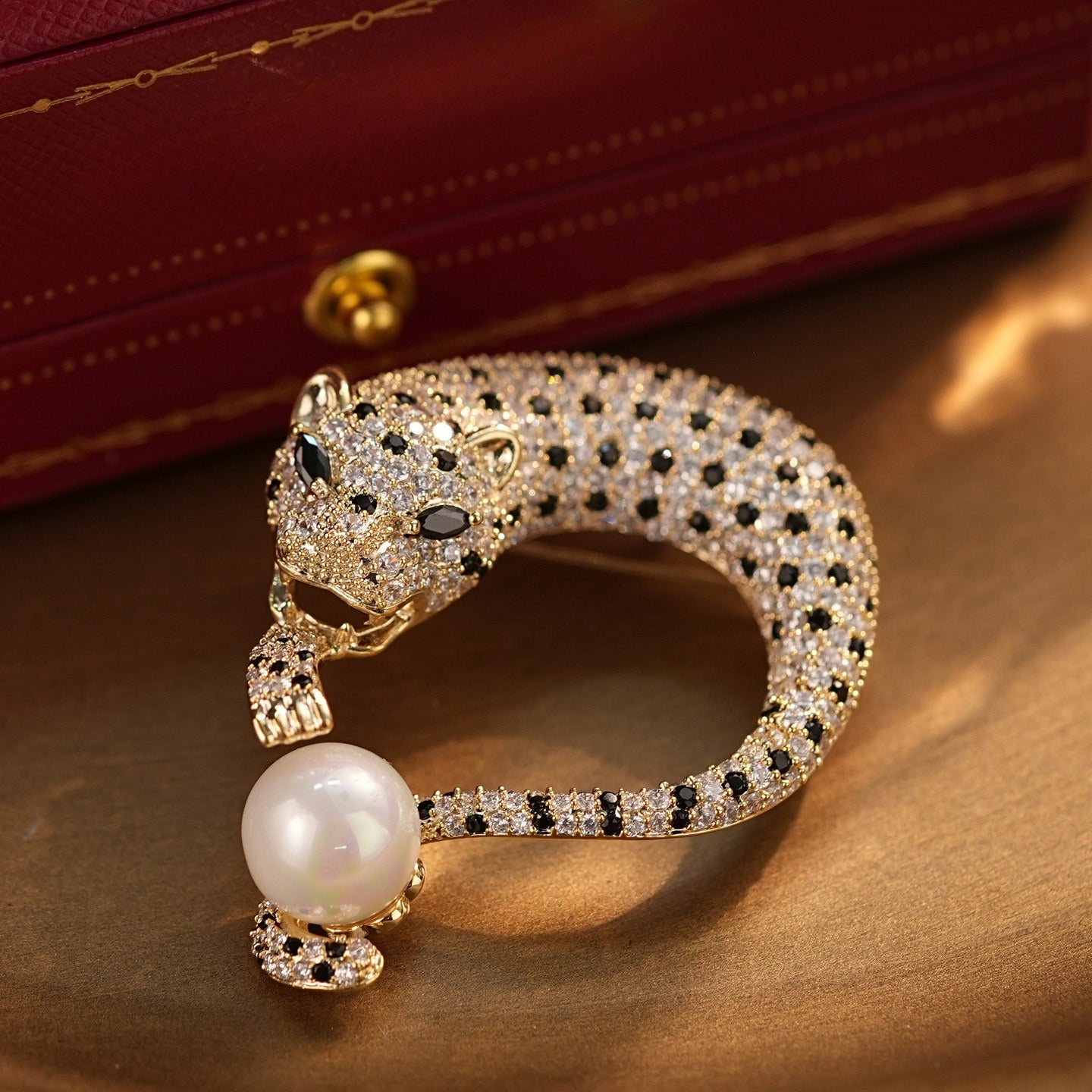 Diamond-encrusted Shell Bead Leopard Brooch Easiest for Match Unique Fashion Animal Brooch